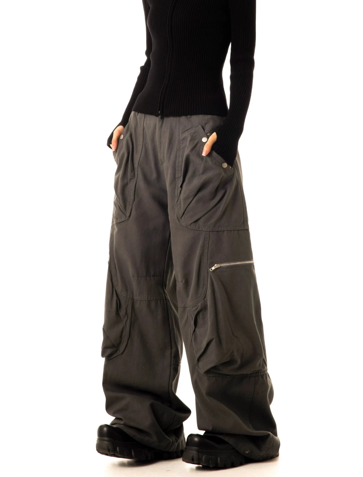 Wide-Leg Cargo Pants With Oversized Pleated Pockets And Zipper Details 9 Wide-Leg Cargo Pants With Oversized Pleated Pockets And Zipper Details - Image 9