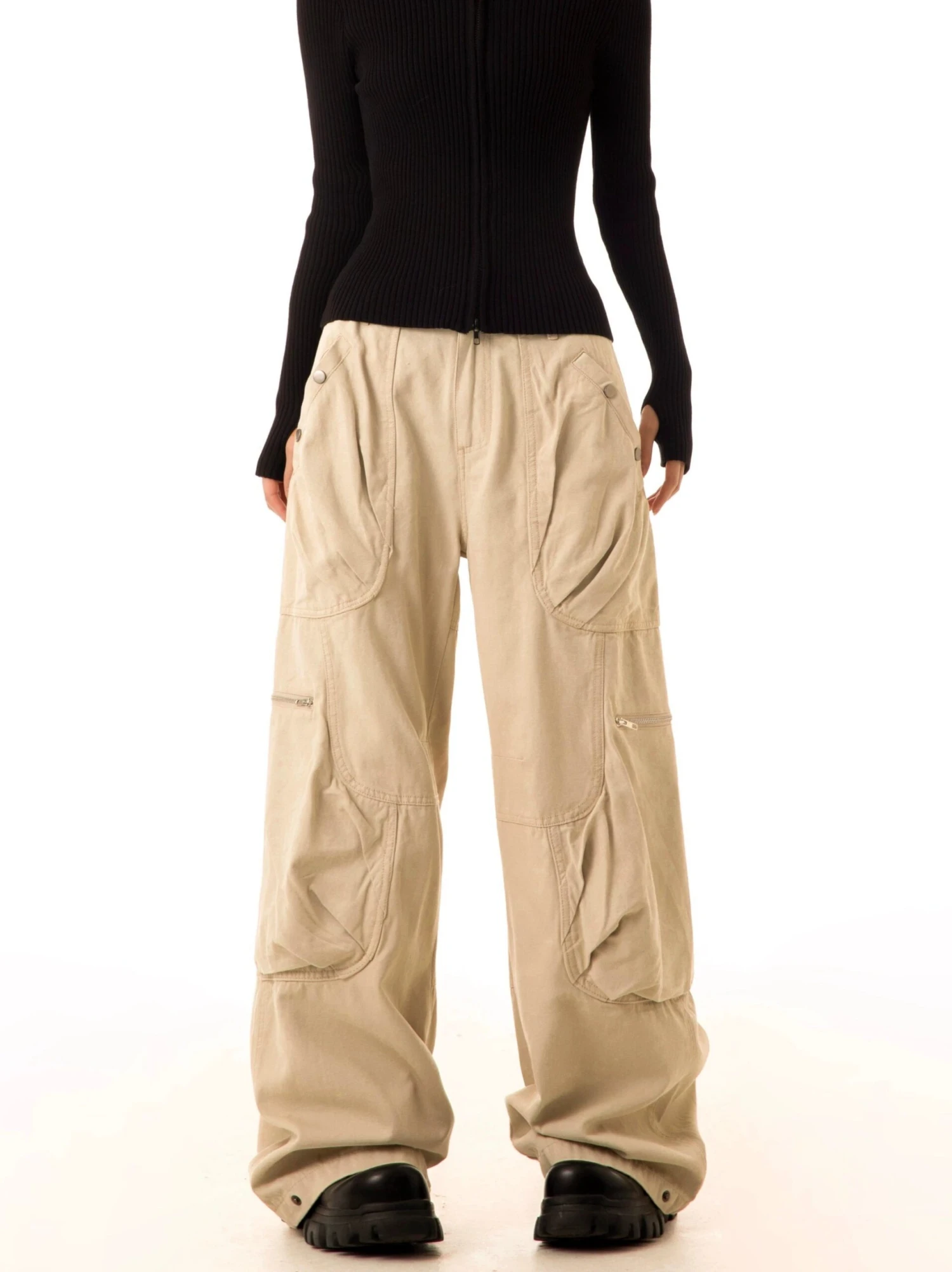 Wide-Leg Cargo Pants With Oversized Pleated Pockets And Zipper Details 3 Wide-Leg Cargo Pants With Oversized Pleated Pockets And Zipper Details - Image 3