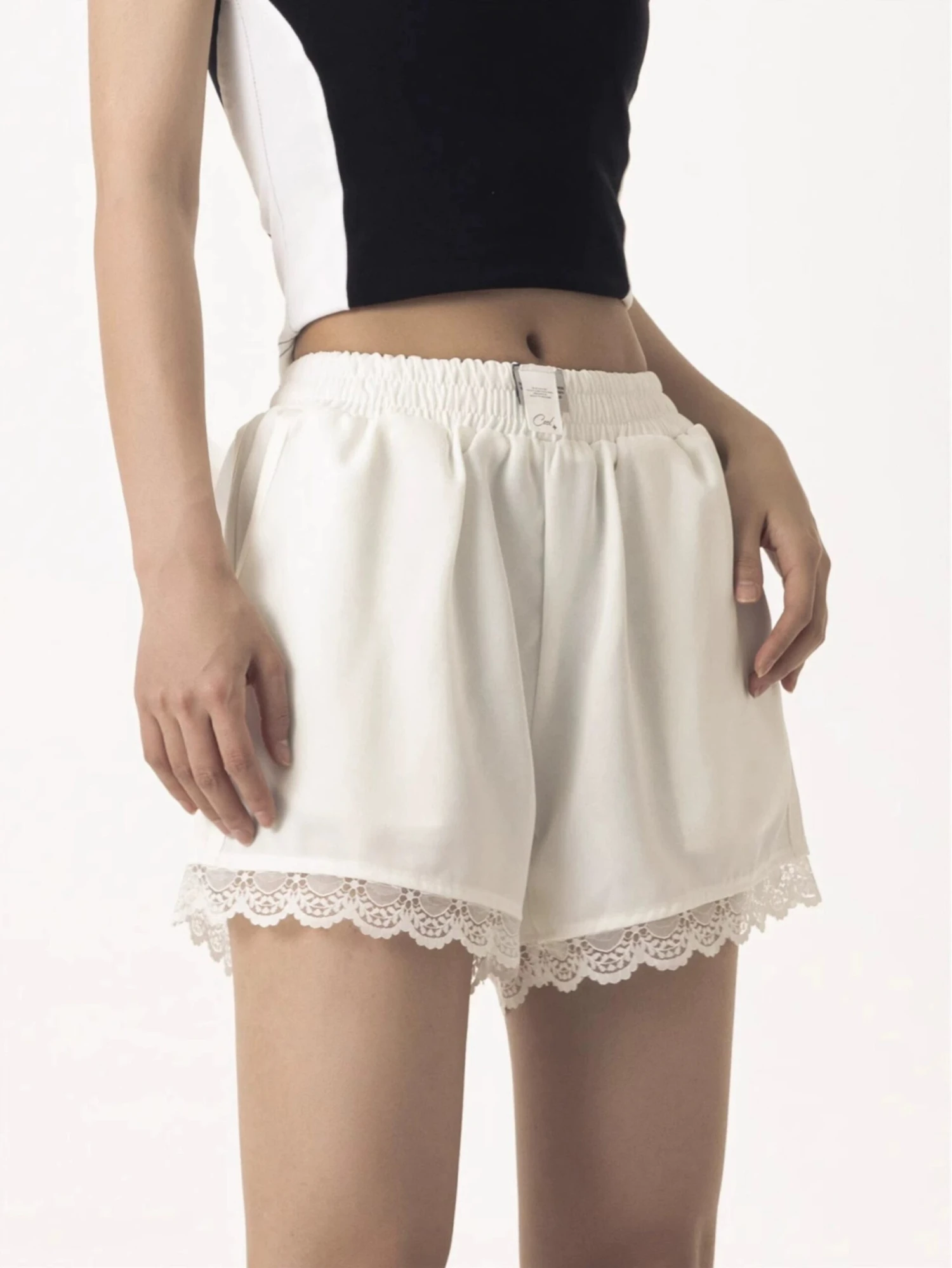 Elastic Waist Contrast Trim Lace Shorts 4 Elastic Waist Contrast Trim Lace Shorts - Image 4