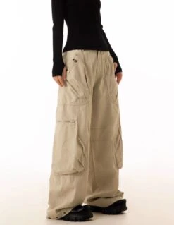 Wide-Leg Cargo Pants With Oversized Pleated Pockets And Zipper Details 15 Wide-Leg Cargo Pants With Oversized Pleated Pockets And Zipper Details -Modern Wear Shop 55e9ebb17051e45033dd43c182f38f67