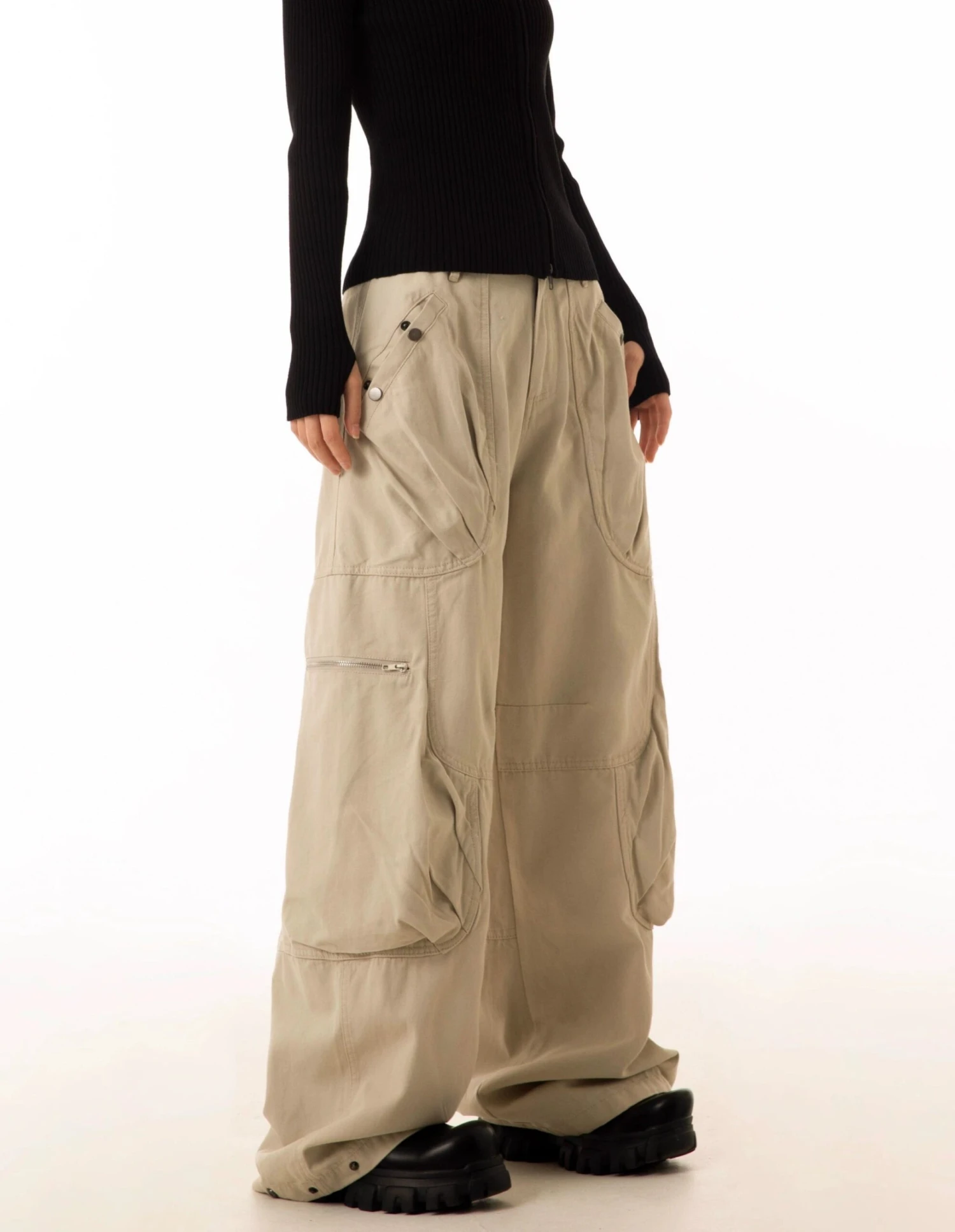 Wide-Leg Cargo Pants With Oversized Pleated Pockets And Zipper Details 4 Wide-Leg Cargo Pants With Oversized Pleated Pockets And Zipper Details - Image 4