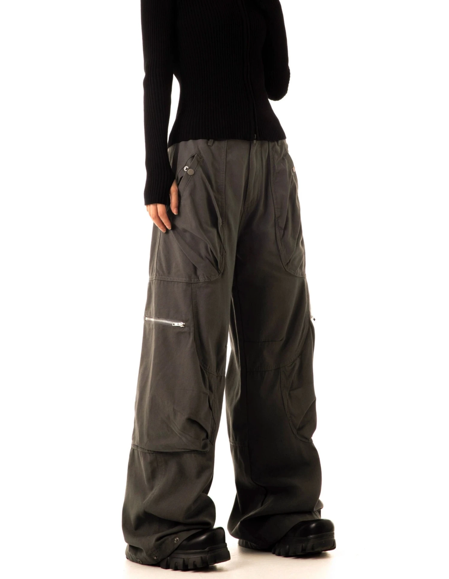 Wide-Leg Cargo Pants With Oversized Pleated Pockets And Zipper Details 10 Wide-Leg Cargo Pants With Oversized Pleated Pockets And Zipper Details - Image 10