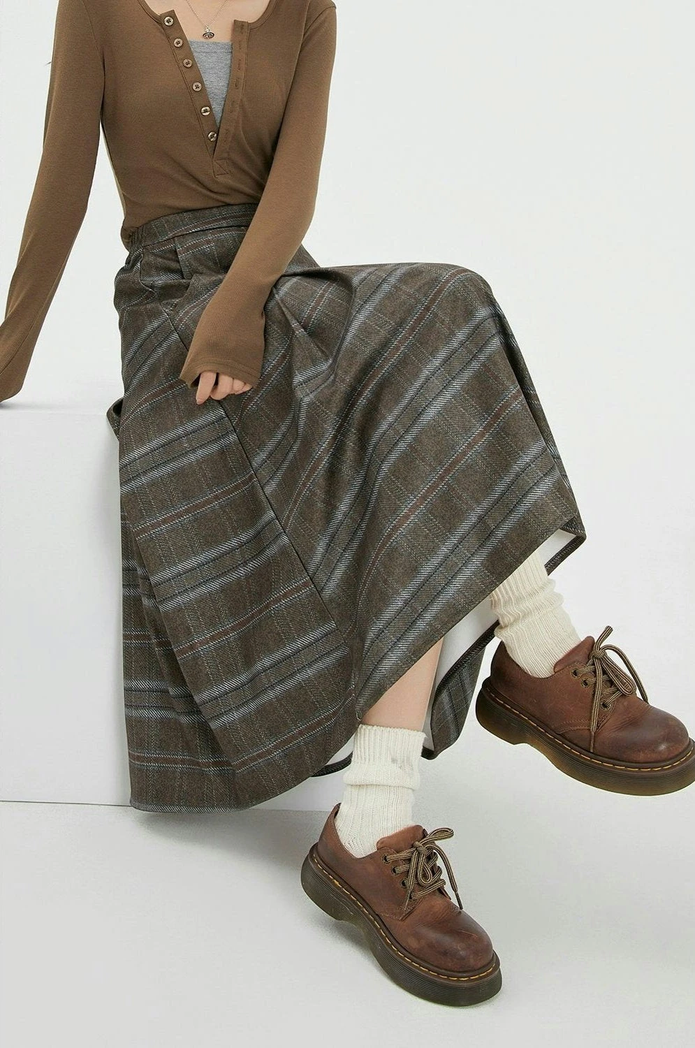 Plaid Pleated Midi Skirt With Pockets 3 Plaid Pleated Midi Skirt With Pockets - Image 3