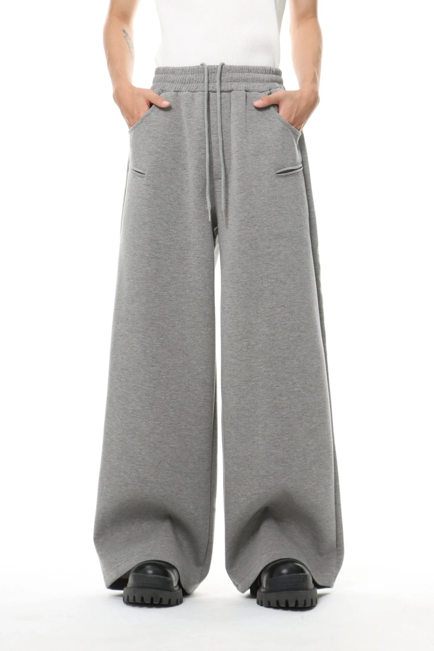Oversized Cropped Zip Hoodie And Wide-Leg Sweatpant Tracksuit Set 14 Oversized Cropped Zip Hoodie And Wide-Leg Sweatpant Tracksuit Set - Image 14