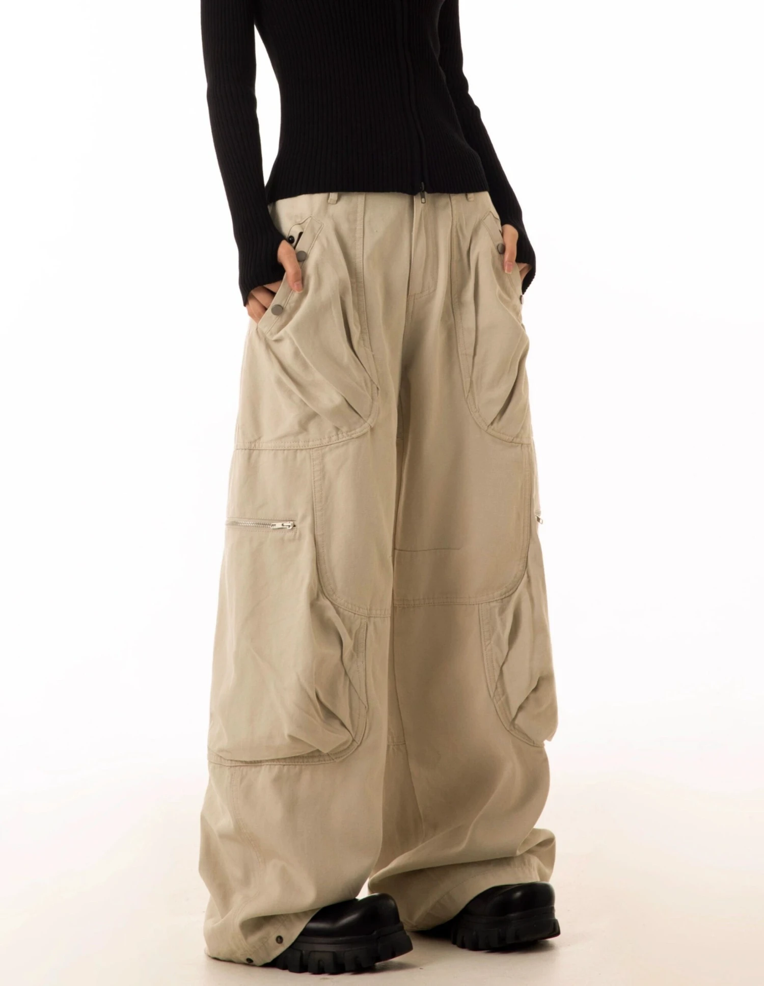 Wide-Leg Cargo Pants With Oversized Pleated Pockets And Zipper Details 5 Wide-Leg Cargo Pants With Oversized Pleated Pockets And Zipper Details - Image 5