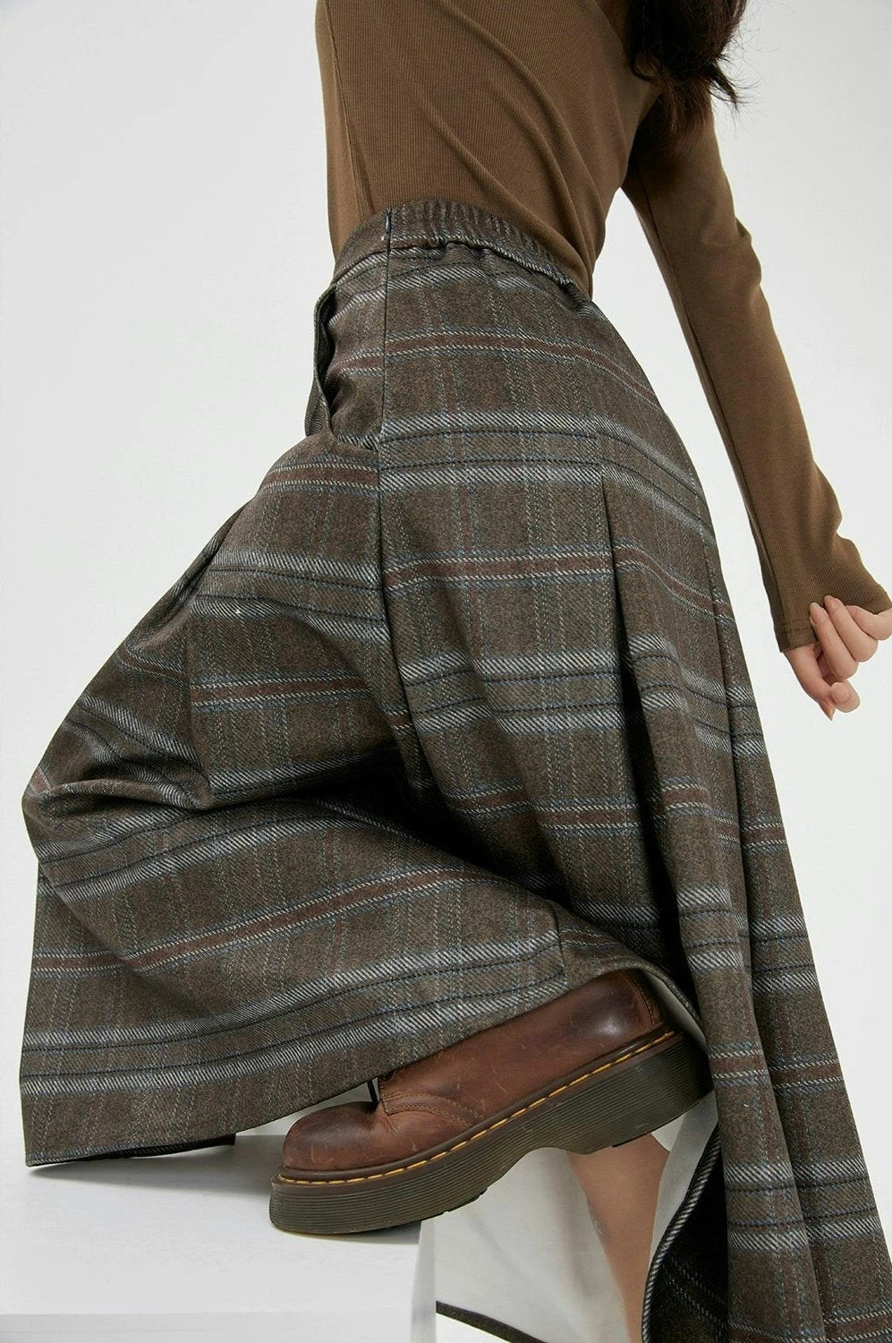 Plaid Pleated Midi Skirt With Pockets 4 Plaid Pleated Midi Skirt With Pockets - Image 4