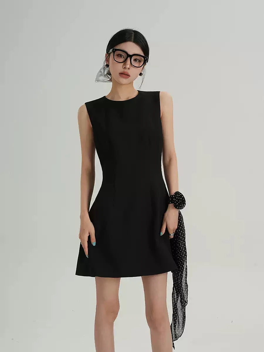 Sleeveless Mini Dress With Side Pockets And Polka Dot Scarf 2 Sleeveless Mini Dress With Side Pockets And Polka Dot Scarf - Image 2