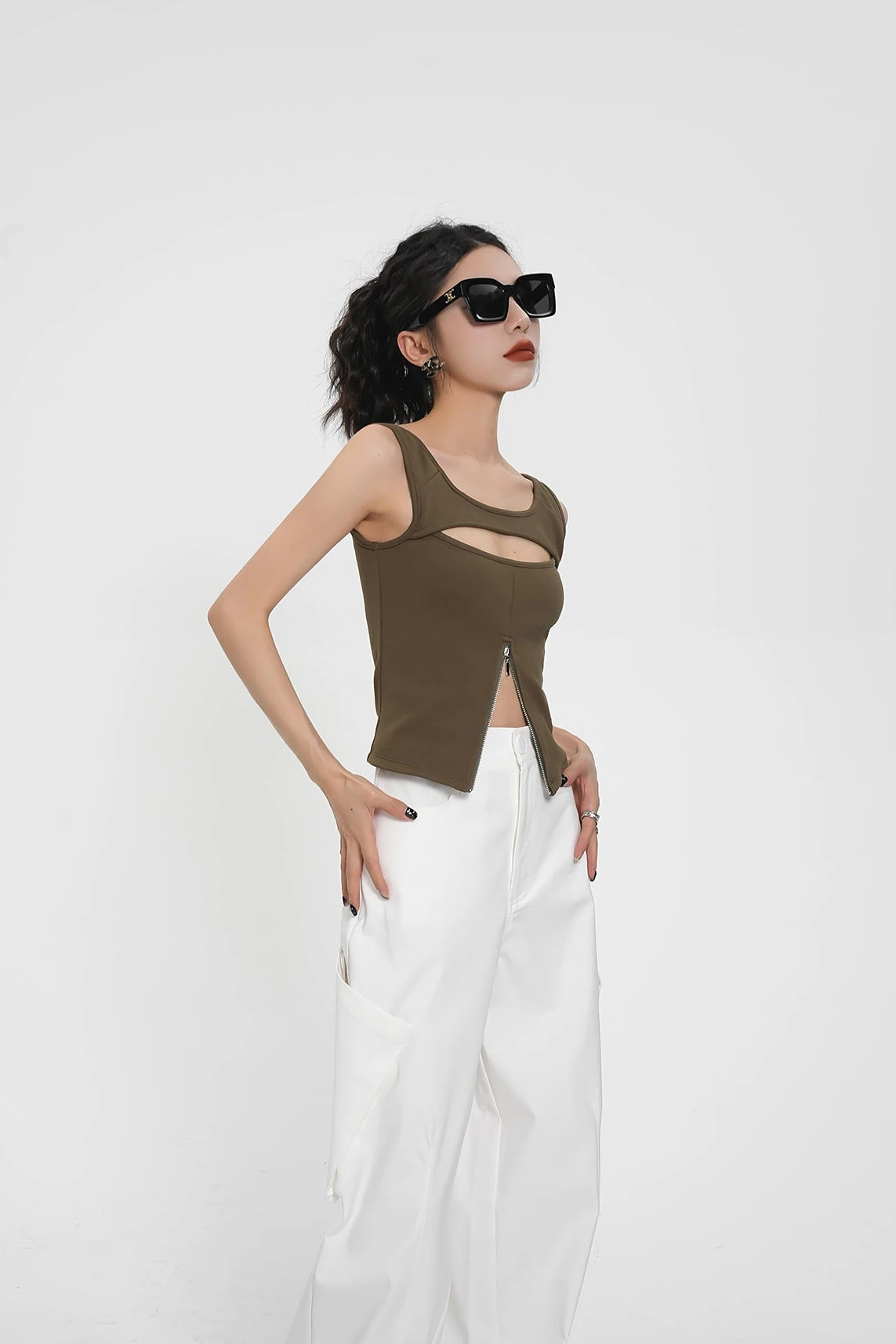 Sleeveless Cutout Top With Zip Split Detail 4 Sleeveless Cutout Top With Zip Split Detail - Image 4
