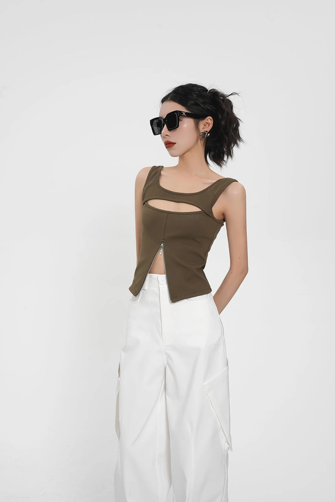 Sleeveless Cutout Top With Zip Split Detail 2 Sleeveless Cutout Top With Zip Split Detail - Image 2