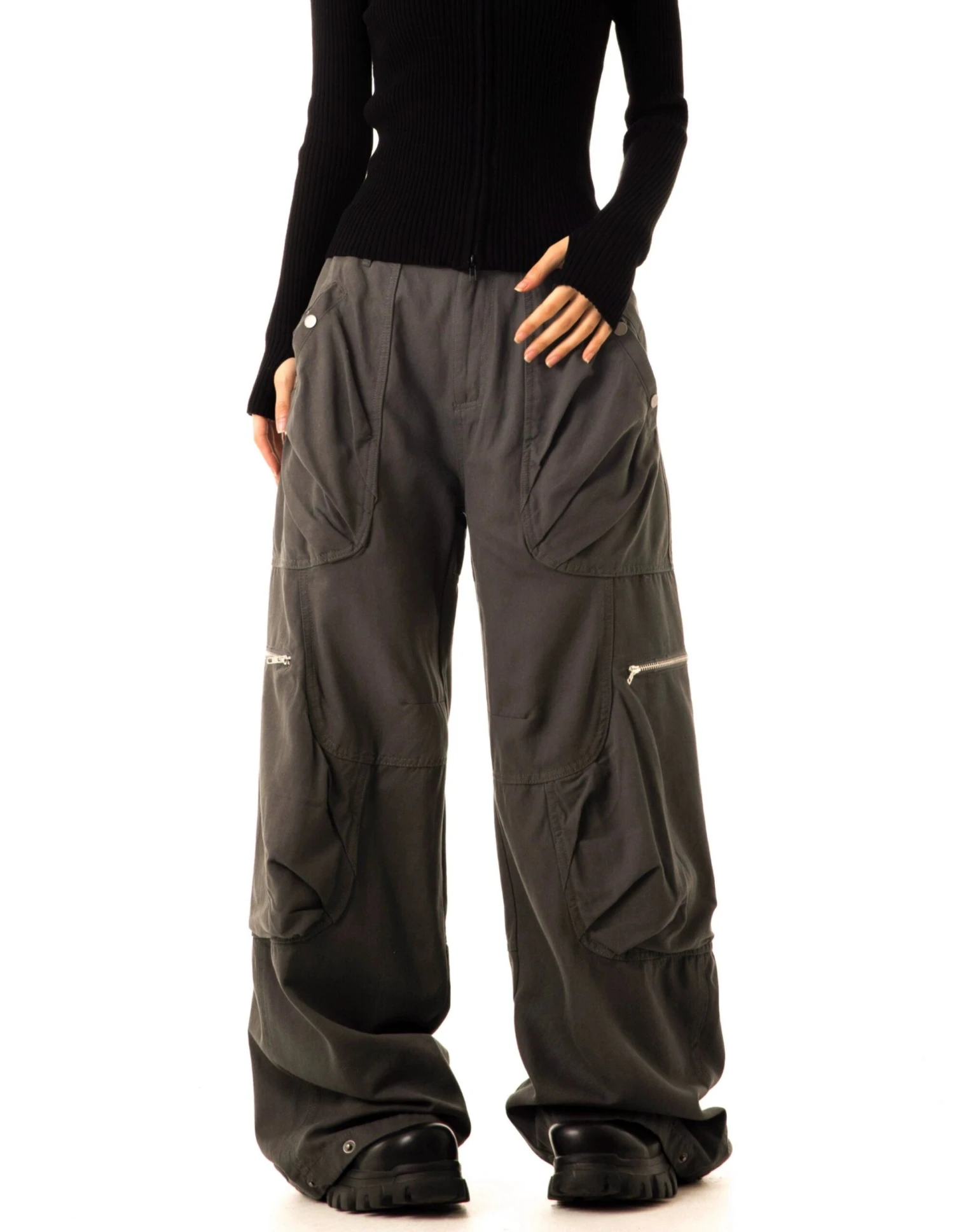 Wide-Leg Cargo Pants With Oversized Pleated Pockets And Zipper Details 8 Wide-Leg Cargo Pants With Oversized Pleated Pockets And Zipper Details - Image 8