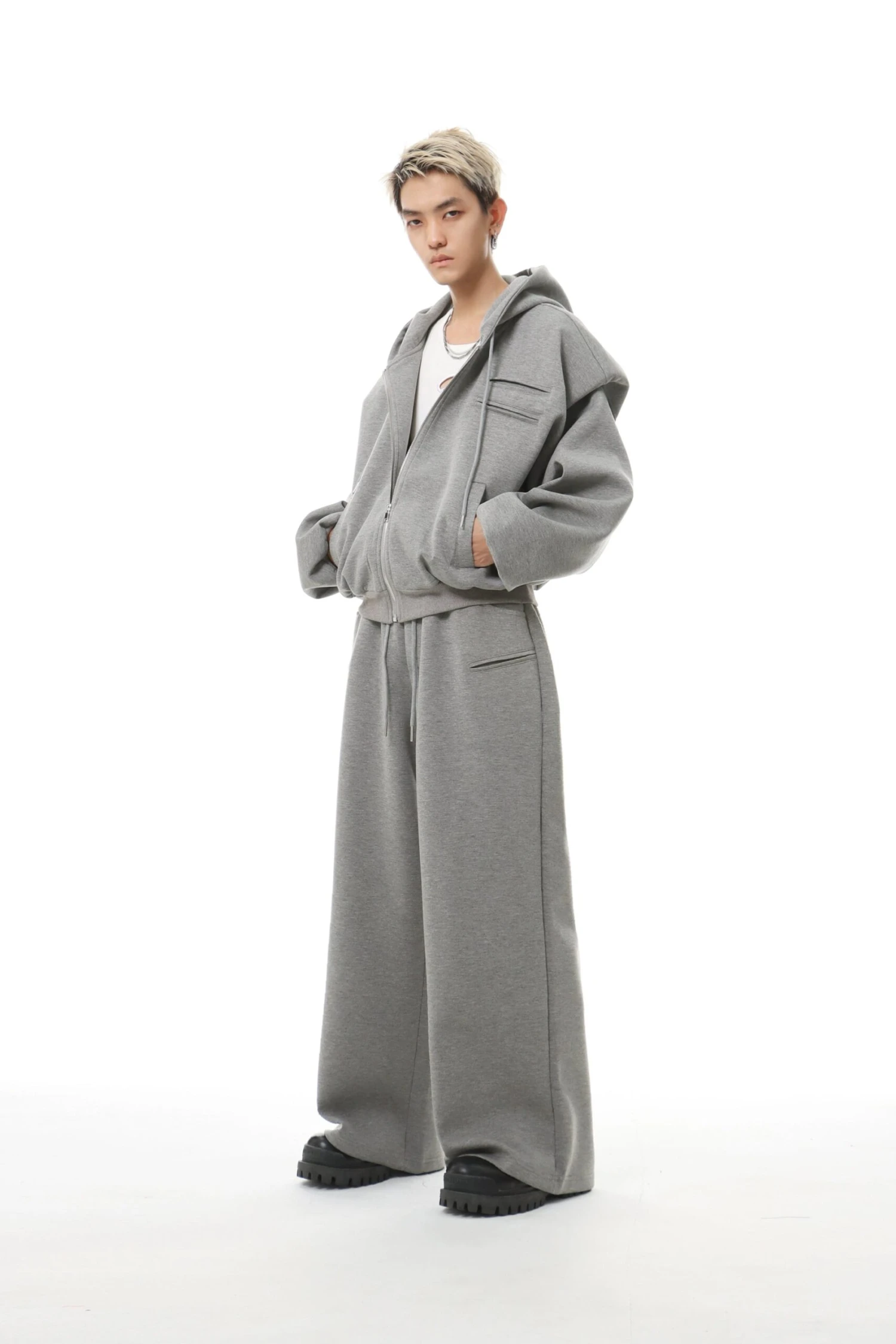 Oversized Cropped Zip Hoodie And Wide-Leg Sweatpant Tracksuit Set 10 Oversized Cropped Zip Hoodie And Wide-Leg Sweatpant Tracksuit Set - Image 10